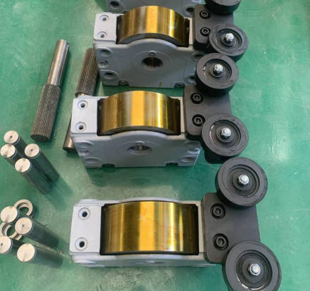 Flangeless travel wheel block with guide wheel